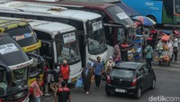 Terminal keberangkatan ke sejumlah wilayah ini mulai dipadati penumpang.