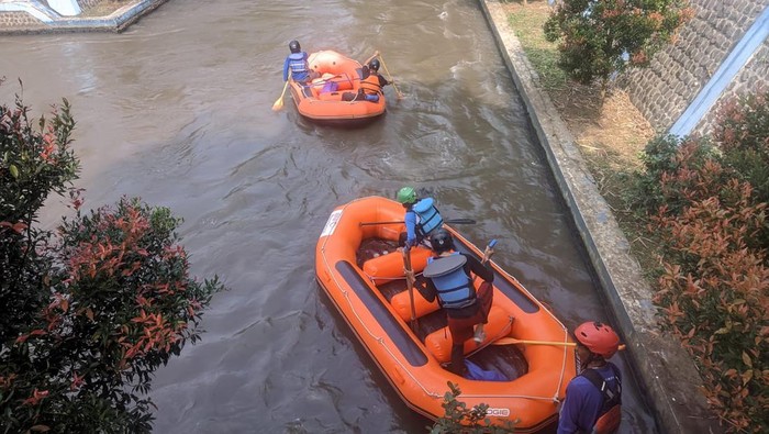 Pencarian mahasiswa Unikawa yang hanyut saat main rafting di Sungai Brantas Malang