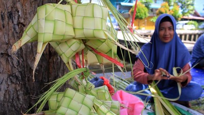 Penjual Kulit Ketupat Musiman Marak Jelang Idul Adha