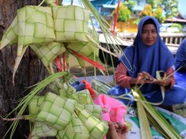 Penjual Kulit Ketupat Musiman Marak Jelang Idul Adha