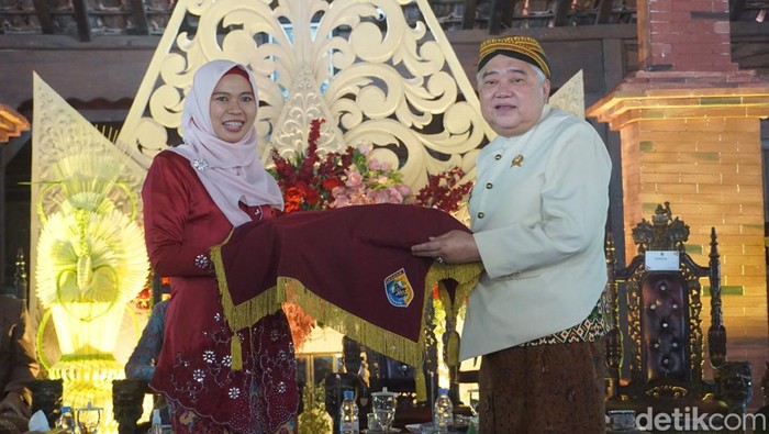 Penyerahan abon-abon berisi bahan minyak jamas dari Bupati Demak Eistianah ke Sesepuh Kadilangu Raden Imam Cahyo Santoso, Sabtu (15/6/2024).