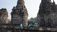 Peserta walking tour ke Candi Sewu bertanya tentang kisah relief batu yang dirasa masih membingungkan. Foto: (Dok Indonesian Heritage Agency)