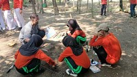 Para siswa yang terlibat melakukan praktek pengupasan tanah dalam di kawasan Sangiran. Foto: (Dok Indonesian Heritage Agency)