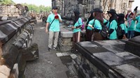 Pemandu, Bapak Putu menjelaskan tentang Candi Sewu kepada peserta walking tour. Banyak peserta di antaranya pelajar. Foto: (Dok Indonesian Heritage Agency)