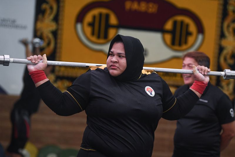 Sejumlat atlet mengikuti pemusatan latihan di Mess Kwini Jakarta, Jumat (14/6/2024). Tiga lifter Indonesia yakni Eko Yuli Irawan yang akan turun pada nomor 61 kg, Rizki Juniansyah di nomor 73 kg, dan Nurul Akmal di nomor +81 kg terus mematangkan persiapan jelang Olimpiade Paris 2024. ANTARA FOTO/Wahyu Putro A/rwa.
