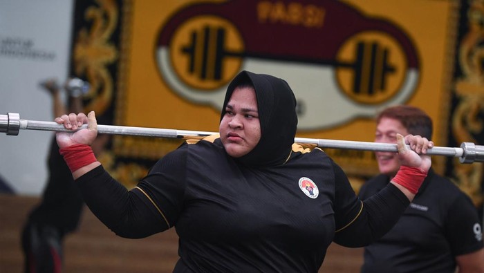 Persiapan atlet angkat besi jelang Olimpiade Paris 2024 Sejumlat atlet mengikuti pemusatan latihan di Mess Kwini Jakarta, Jumat (14/6/2024). Tiga lifter Indonesia yakni Eko Yuli Irawan yang akan turun pada nomor 61 kg, Rizki Juniansyah di nomor 73 kg, dan Nurul Akmal di nomor +81 kg terus mematangkan persiapan jelang Olimpiade Paris 2024. ANTARA FOTO/Wahyu Putro A/rwa.