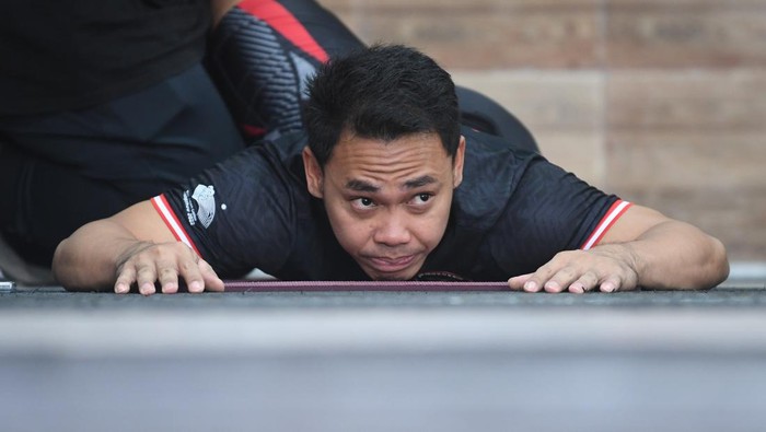 Sejumlat atlet mengikuti pemusatan latihan di Mess Kwini Jakarta, Jumat (14/6/2024). Tiga lifter Indonesia yakni Eko Yuli Irawan yang akan turun pada nomor 61 kg, Rizki Juniansyah di nomor 73 kg, dan Nurul Akmal di nomor +81 kg terus mematangkan persiapan jelang Olimpiade Paris 2024. ANTARA FOTO/Wahyu Putro A/rwa.