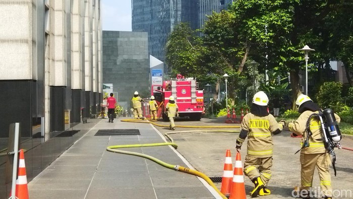 Petugas memadamkan kebakaran di Graha CIMB Niaga, Jakarta Setalan