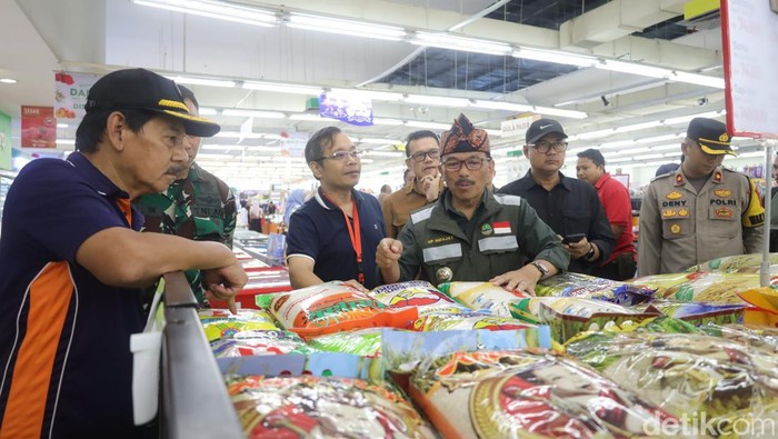 Pj Bupati Kuningan R Iip Hidajat saat melakukan monitoring ketersediaan bahan kebutuhan masyarakat di salah satu toko modern jelang iduladha.
