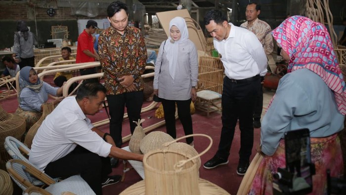 Pj Gubernur Jabar Bey Machmudin bersama Pj Bupati Cirebon Wahyu Mijaya saat meninjau kerajinan rotan Cirebon.
