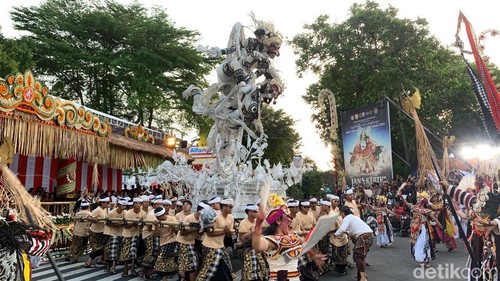 Beberapa penampilan saat pembukaan PKB ke-46 di depan Monumen Perjuangan Rakyat Bali Niti Mandala Renon, Denpasar, Bali, Sabtu (15/6/2024).