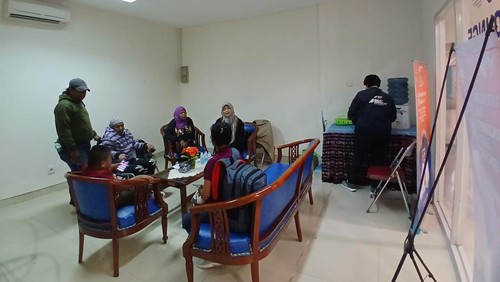 Kementerian PPPA saat menyerahkan PMI asal Kabupaten Malaka beserta tiga anaknya kepada BP3MI NTT. (Dok. BP3MI NTT).