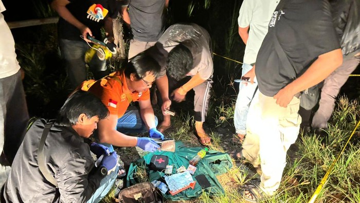 Polisi olah TKP pria ditemukan tewas dengan luka tembak di punggung.