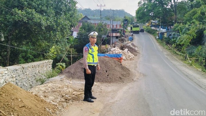 Polisi yang tergabung dalam Satgas Kappang memantau arus lalu lintas di Jalan Poros Maros-Bone.