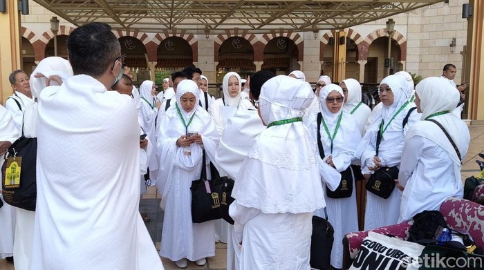 Potret Jemaah Haji Maktour Laksanakan Wukuf di Arafah Rombongan Maktour Berangkat Menuju Arafah sekitar jam 7.30 WAS dengan menggunakan 4 Bus.