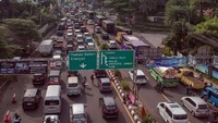 Kawasan wisata Puncak terkenal dengan macetnya saat akhir pekan dan libur panjang. Penataan PKL ini salah satunya bertujuan untuk melancarkan arus lalu lintas. ANTARA FOTO/Yulius Satria Wijaya