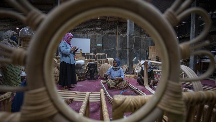 Potret Kerajinan Rotan Asal Cirebon yang Tembus Pasar Ekspor Pekerja menyelesaikan pembuatan kerajinan rotan di sentra produksi rotan Weru, Cirebon, Jawa Barat, Sabtu (15/6/2024). Pemprov Jawa Barat akan terus menggenjot ekspor rotan dengan menjajaki pasar Eropa, Afrika Utara dan Asia untuk meningkatkan ekspor produk rotan yang telah mengalami penurunan ekspor sebesar 40 persen sepanjang tahun 2023. ANTARA FOTO/Dedhez Anggara/wpa.