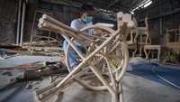 Pekerja menyelesaikan pembuatan kerajinan rotan di sentra produksi rotan Weru, Cirebon, Jawa Barat, Sabtu (15/6/2024).