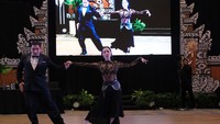 Pasangan penari Tango asal Indonesia Ezequiel Gomez (kiri) dan Irma Lesmana (kanan) tampil dalam final kategori Tango Stage pada Indonesia Championship Preliminaries (ICP) 2024 di Legian, Badung, Bali, Jumat (14/6/2024).