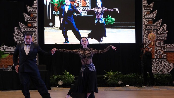 Potret Keseruan Kompetisi Tari Tango Dunia di Bali Pasangan penari Tango asal Indonesia Ezequiel Gomez (kiri) dan Irma Lesmana (kanan) tampil dalam final kategori Tango Stage pada Indonesia Championship Preliminaries (ICP) 2024 di Legian, Badung, Bali, Jumat (14/6/2024). Pasangan penari Tango asal Indonesia tersebut meraih juara 1 kategori Tango Stage dan berhak memperoleh tiket bertanding di kejuaraan dunia Tango di Buenos Aires, Argentina pada Agustus 2024. ANTARA FOTO/Nyoman Hendra Wibowo/rwa.