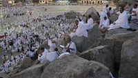 Wukuf adalah hadir dan berada di bagian mana pun di Arafah, baik dalam keadaan tidur, terjaga, di atas kendaraan, duduk, berbaring, maupun berjalan. Wukuf dimulai pada 9 Zulhijah setelah matahari tergelincir hingga keesokan harinya (10 Zulhijah) ketika fajar terbit.