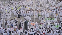 Massa umat Islam berkumpul di bukit suci Gunung Arafat di Arab Saudi untuk beribadah dan refleksi di hari kedua ibadah haji.
