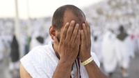Rangkaian ibadah haji terdiri dari ihram, wukuf di Padang Arafah, tawaf, sai, kemudian tahalul atau mencukur rambut.