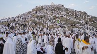 Peziarah Muslim berkumpul di puncak bukit berbatu yang dikenal sebagai Gunung Rahmat, di Dataran Arafat, selama ibadah haji tahunan, dekat kota suci Mekah, Arab Saudi, Sabtu (15/6/2024).