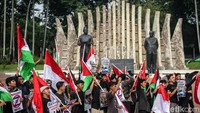 Puluhan orang melakukan aksi bela Palestina di Tugu Proklamasi, Jakarta, Sabtu (15/6/2024).