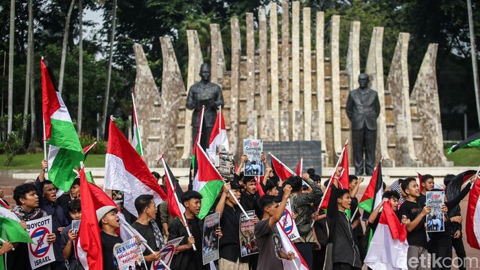 Puluhan orang melakukan aksi unjuk rasa di Tugu Proklamasi, Jakarta, Sabtu (15/6/2024).