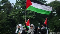 Mereka melakukan aksi untuk membela Palestina, tak lupa massa aksi turut membawa tulisan-tulisan.