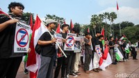 Bendera Palestina dan Indonesia pun turut dikibarkan sepanjang aksi.