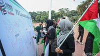 Massa aksi juga melakukan tanda tangan untuk berkomitmen boycott kepada Israel. Ribuan warga Palestina diketahui menjadi korban.