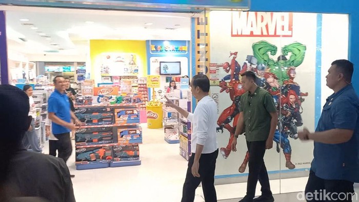 Presiden Joko Widodo (Jokowi), saat mengajak cucunya, Jan Ethes dan La Lembah Manah ke Solo Paragon Mall, Sabtu (15/6/2024).