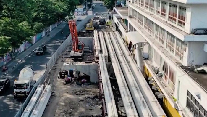 Progres pembangunan overpass di depan Stasiun Kereta Api di Medan. (Dok. Instagram @bobbynst)