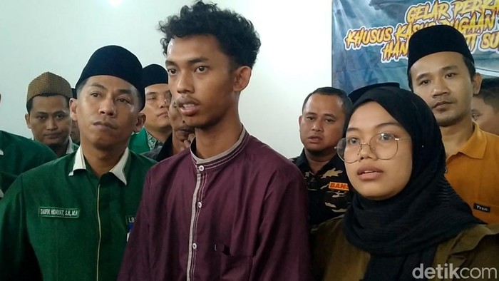 Dua anak korban, yakni Nafiul Husna (22) dan Dwi Yurdan Afriliatna (17), didampingi Sekjen LBH Ansor Pusat, Taufik Hidayat saat memberikan keterangan ke awak media di di Gedung Anshor, Desa Cepoko Kuning, Kabupaten Batang, Sabtu (15/6/2024).