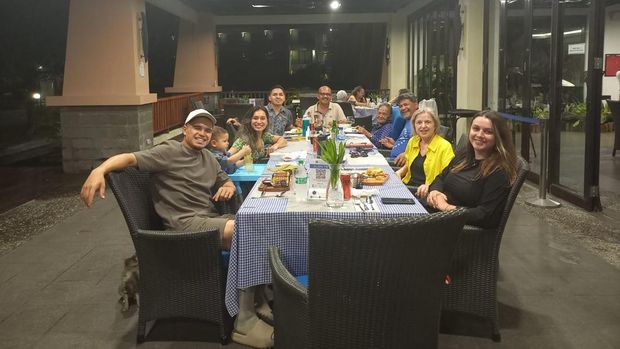 Ragnar Oratmangoen makan malam bersama keluarga di Ambon, Maluku.