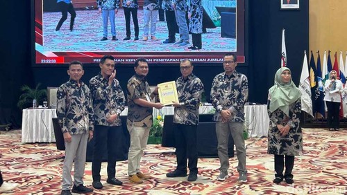 Rapat pleno penetapan perolehan kursi dan 65 caleg DPRD NTB terpilih periode 2024-2029 di Lombok Raya Hotel Mataram, Jumat malam (14/6/2024).