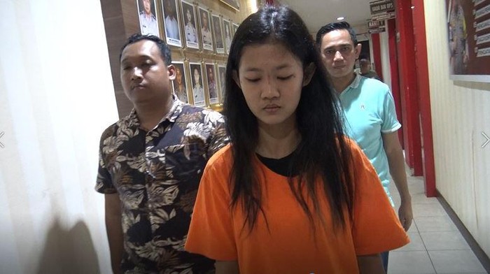 Satreskrim Polresta amankan karyawan pabrik di Batam yang menggasak 143 handphone senilai Rp 450 juta. (dok. Istimewa)