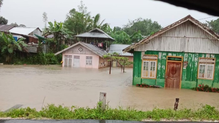 Sebanyak 111 rumah terendam banjir di Banggai Laut, Sulawesi Tengah.