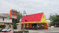 Salah satunya ini, restoran Pop N Taco yang menawarkan hidangan hot dog dan taco. Pertama kali dibuka tahun 1965. Namun, di tahun 1984, restoran Taco Bell lebih menguasai, sehingga Pop N Taco bangkrut.  Foto: lovefood.com