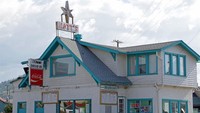 Matt’s Place buka sejak tahun 1930 an sebagai restoran drive-in tertua di Montana, Amerika Serikat. Mereka menawarkan burger dengan daging patty yang dicampur remahan kacang. Sayangnya, tahun 2021 mereka tutup. Foto: lovefood.com