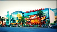 Pada 1990-an restoran All-Star Cafe sangat populer. Menawarkan konsep bertema olahraga dengan menu, seperti hot dog hingga onion rings. Sayangnya mereka menutup seluruh gerai, termasuk penutupan cabang di Disney World tahun 2007. Foto: lovefood.com