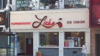 Lick’s Hamburger juga menjadi restoran cepat saji populer sejak tahun 1980. Dikenal dengan sajian burger gourmet, tetapi mereka mengalami krisis keuangan pada tahun 2008. Seiring berjalannya waktu mereka tutup. Foto: lovefood.com