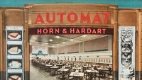 Automat Horn and Hardart terkenal karena konsepnya yang membiarkan pelanggan melayani dirinya sendiri dan memesan lewat mesin otomatis. Dibuka sejak abad ke 20 dan tutup di penghujung 1990-an. Foto: lovefood.com