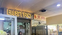 Lokasi gerai Pondok Bakso Loncat ini berada di sebelah bakery legendaris bernama Bistro Bakery. Area makannya cukup luas, tersedia beberapa meja dan kursi. Foto: Detikcom / Atiqa Rana