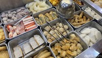 Hidangan bakso yang disajikan Pondok Bakso Loncat cukup unik. Tidak seperti bakso pada umumnya, di sini mereka menawarkan pilihan bakso ala yong tau fu Singapura. Kurang lebih ada 20 jenis bakso. Foto: Detikcom / Atiqa Rana