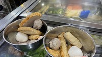 Pelanggan bisa bebas mengambil bakso dan topping apapun. Nanti akan disediakan mangkuk kosong seperti ini. Setelah selesai pilih, bakso akan direbus terlebih dahulu. Foto: Detikcom / Atiqa Rana