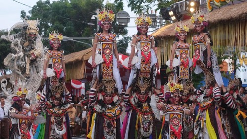 Seniman tampil pada pawai Pesta Kesenian Bali (PKB) ke-46 di Denpasar, Bali, Sabtu (15/6/2024). Kegiatan yang digelar pada 15 Juni hingga 13 Juli 2024 tersebut mengangkat tema Jana Kerthi Paramaguna Wikrama atau harkat martabat manusia unggul dengan melibatkan 13.515 seniman dari 275 kelompok seni. ANTARA FOTO/Nyoman Hendra Wibowo/aww.