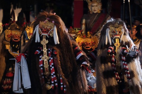 Seniman tampil pada pawai Pesta Kesenian Bali (PKB) ke-46 di Denpasar, Bali, Sabtu (15/6/2024). Kegiatan yang digelar pada 15 Juni hingga 13 Juli 2024 tersebut mengangkat tema Jana Kerthi Paramaguna Wikrama atau harkat martabat manusia unggul dengan melibatkan 13.515 seniman dari 275 kelompok seni. ANTARA FOTO/Nyoman Hendra Wibowo/aww.
